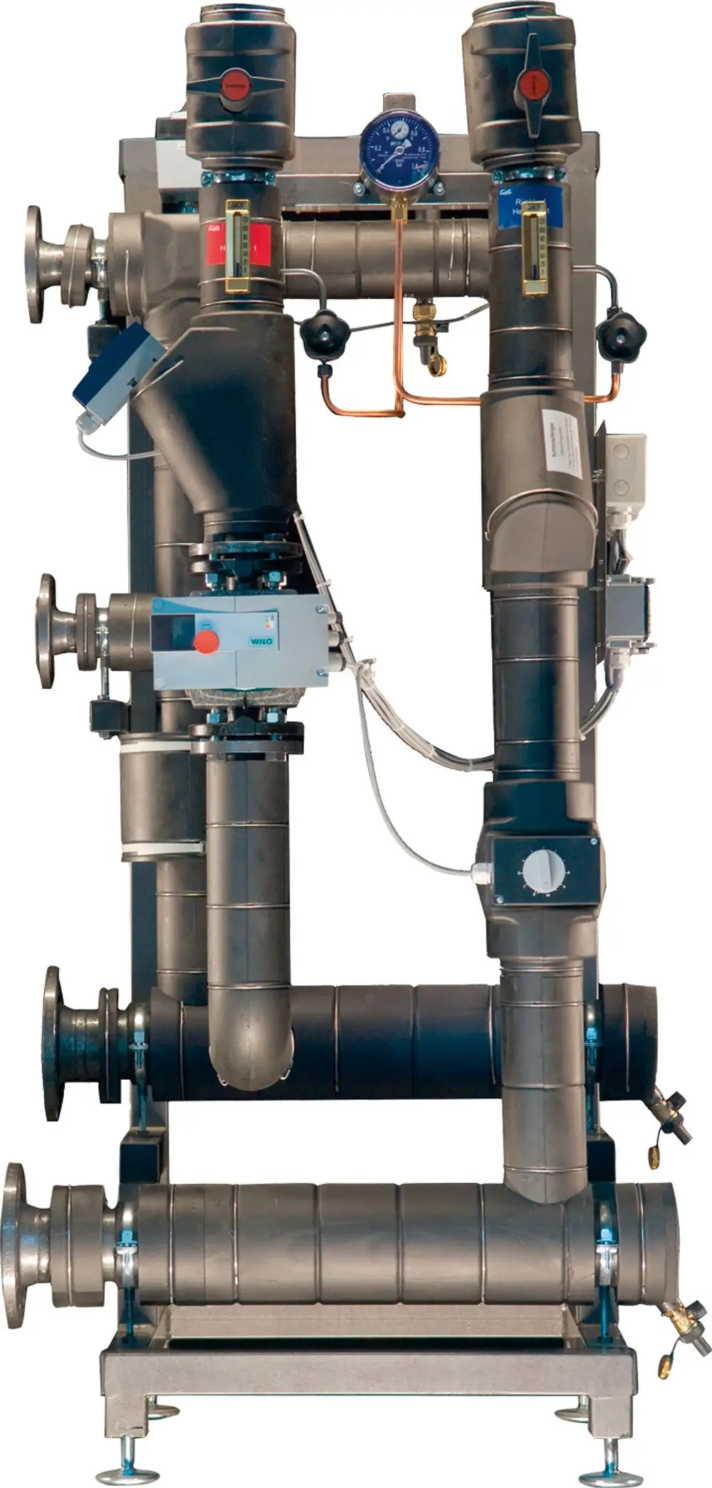 Modularer Heizkreis mit Rohrleitungen, Druck- und Durchflussanzeige, Steuerungselementen und Ventilen, hergestellt von Bosch. Einsatz in Heizungsanlagen zur Wärmeverteilung.